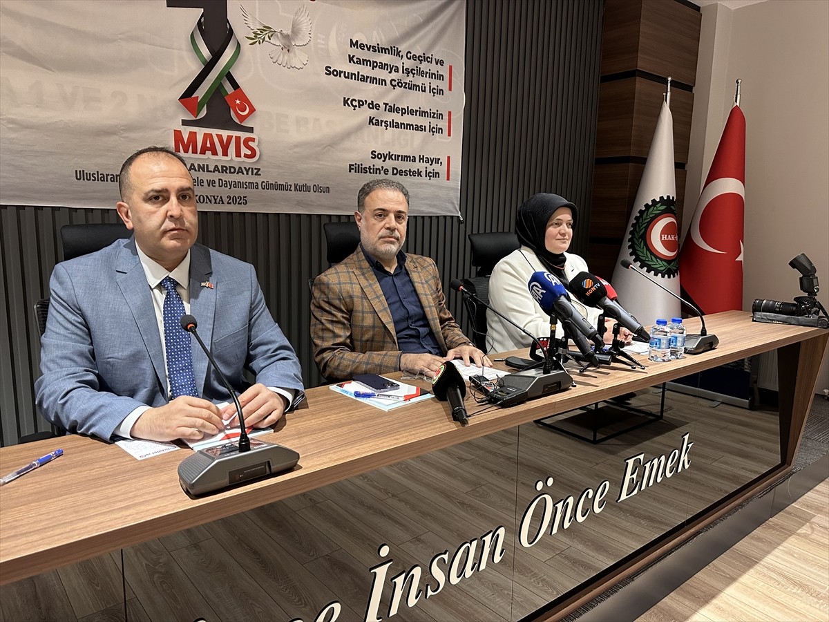 HAK-İŞ Genel Başkan Yardımcısı Halil Çukutli (ortada), HAK-İŞ'e bağlı Hizmet-İş Konya Şubesi'nde...