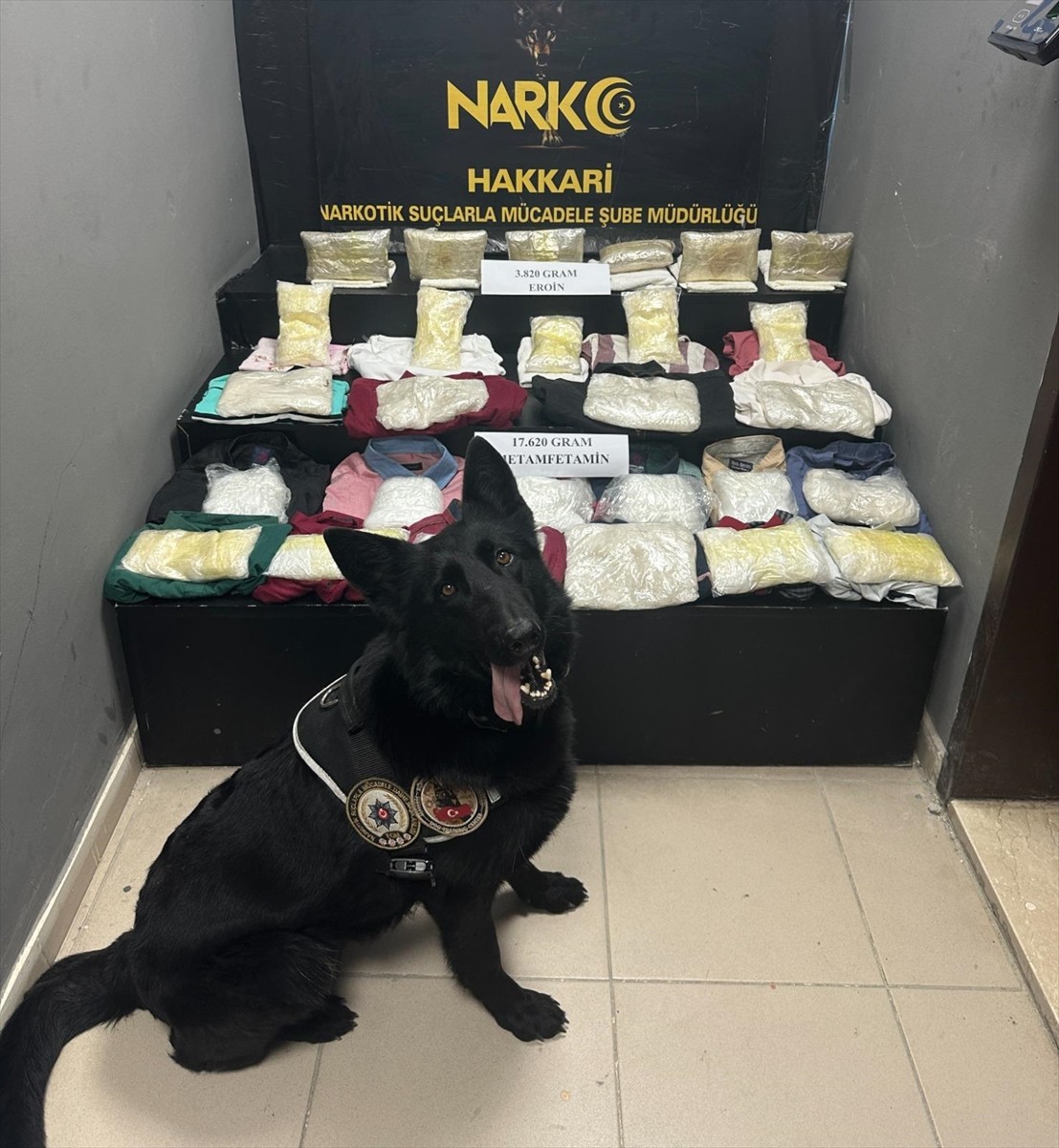 Hakkari'de bir otomobilin yakıt deposuna gizlenmiş 17 kilo 620 gram sentetik uyuşturucu ve 3 kilo...