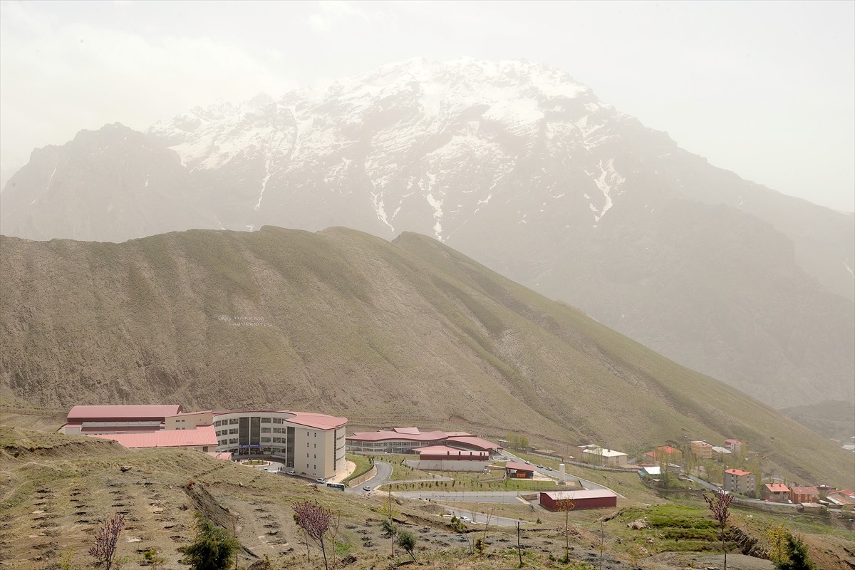 Hakkari'de etkili olan toz taşınımı hayatı olumsuz etkiliyor. Kentte sabah saatlerinde başlayan...