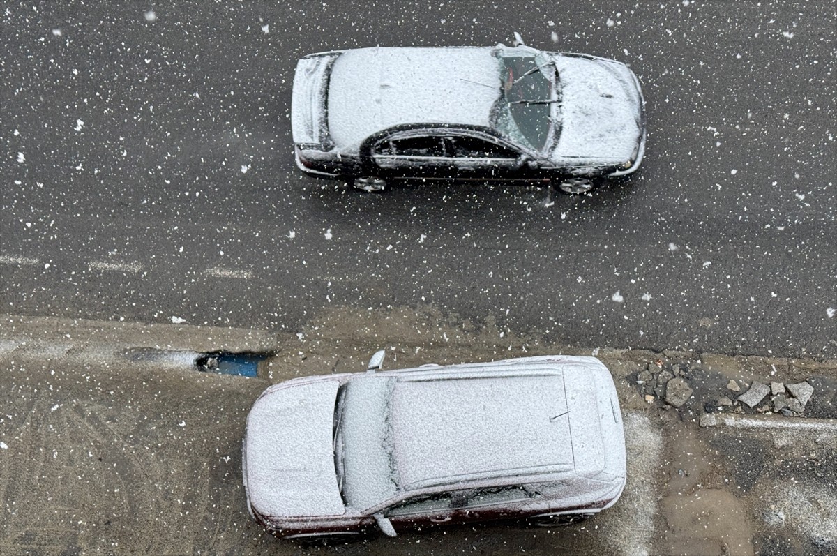 Hakkari'de kar ve sis etkili oldu.