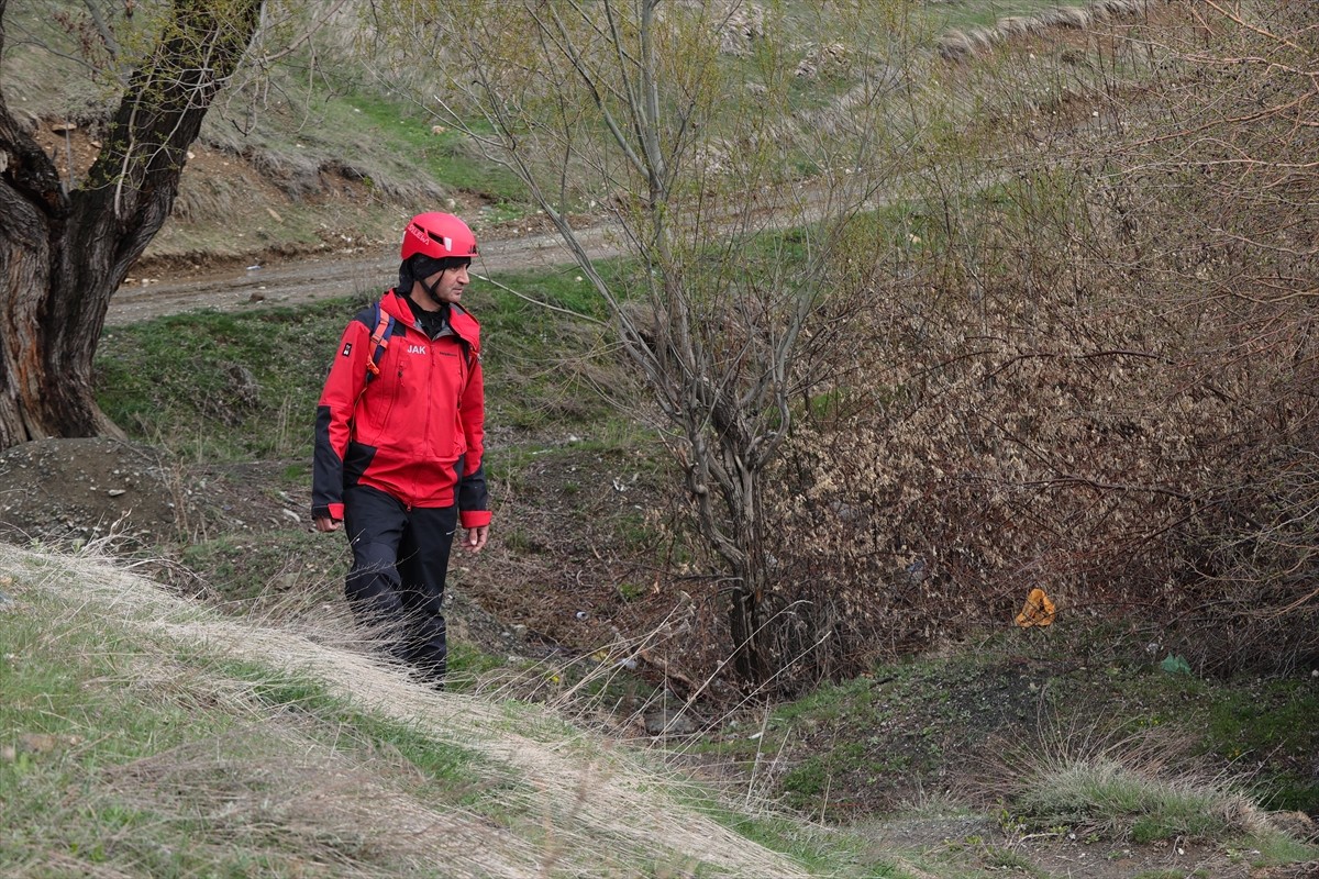 Hakkari'de kaybolan 55 yaşındaki kadını arama çalışmaları devam ediyor. AFAD, Jandarma Arama...