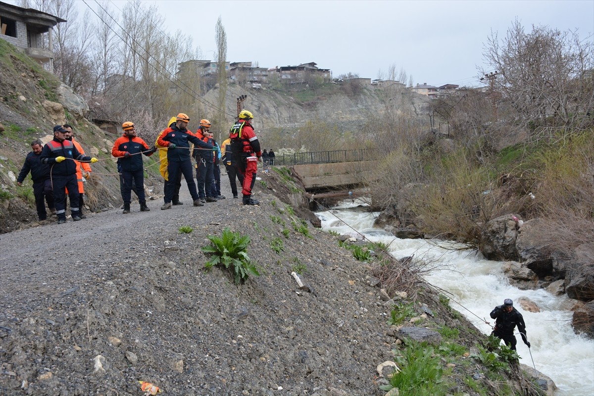 Hakkari'de kayıp kadının bulunması için başlatılan arama çalışmaları devam ediyor. AFAD İl Müdürü...