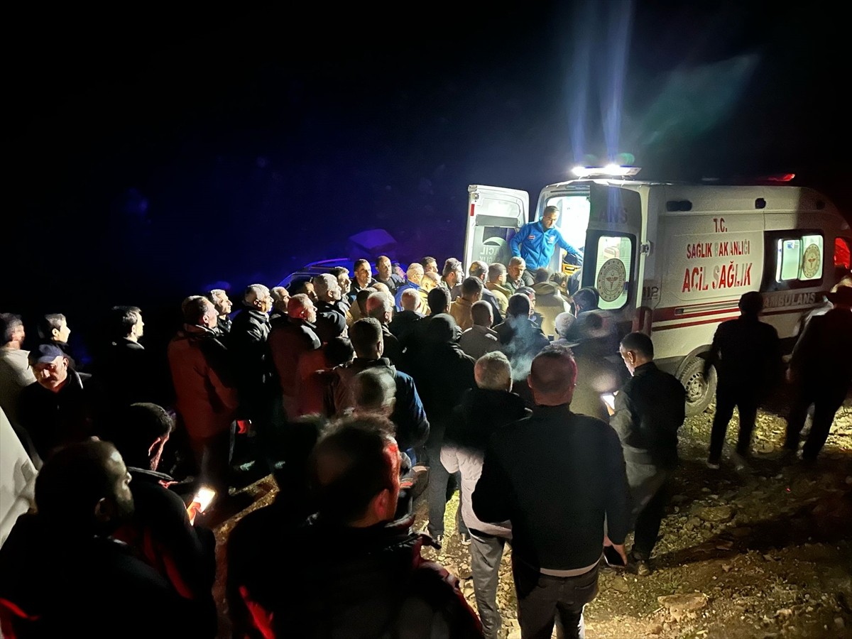 Hakkari'nin Yüksekova ilçesinde pancar topladığı sırada fenalaşan kişi, ekiplerin zorlu...