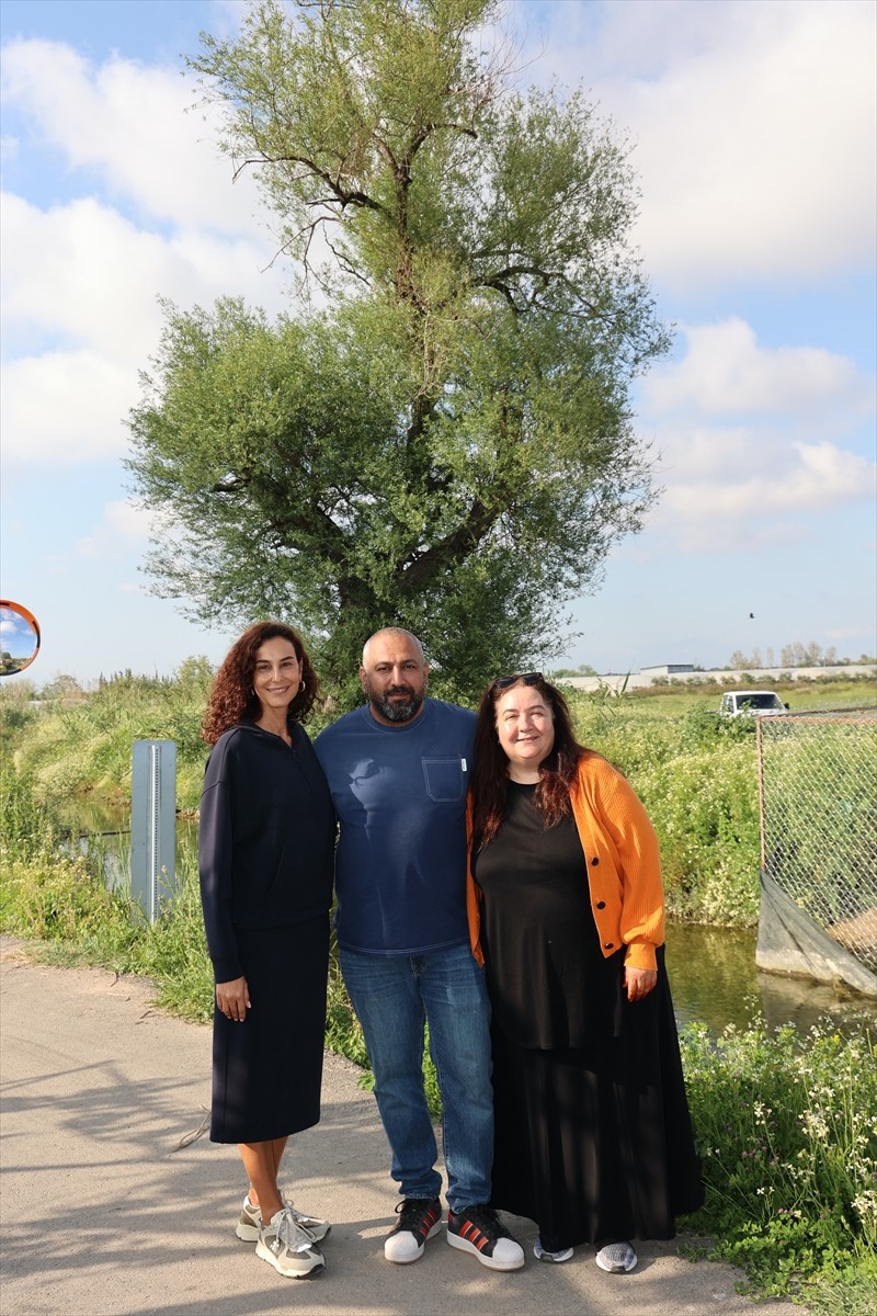 Hastanede tesadüfen karşılaştığı, kimliği belirsiz konuşamayan, yürüyemeyen, felçli bir Rus gence...