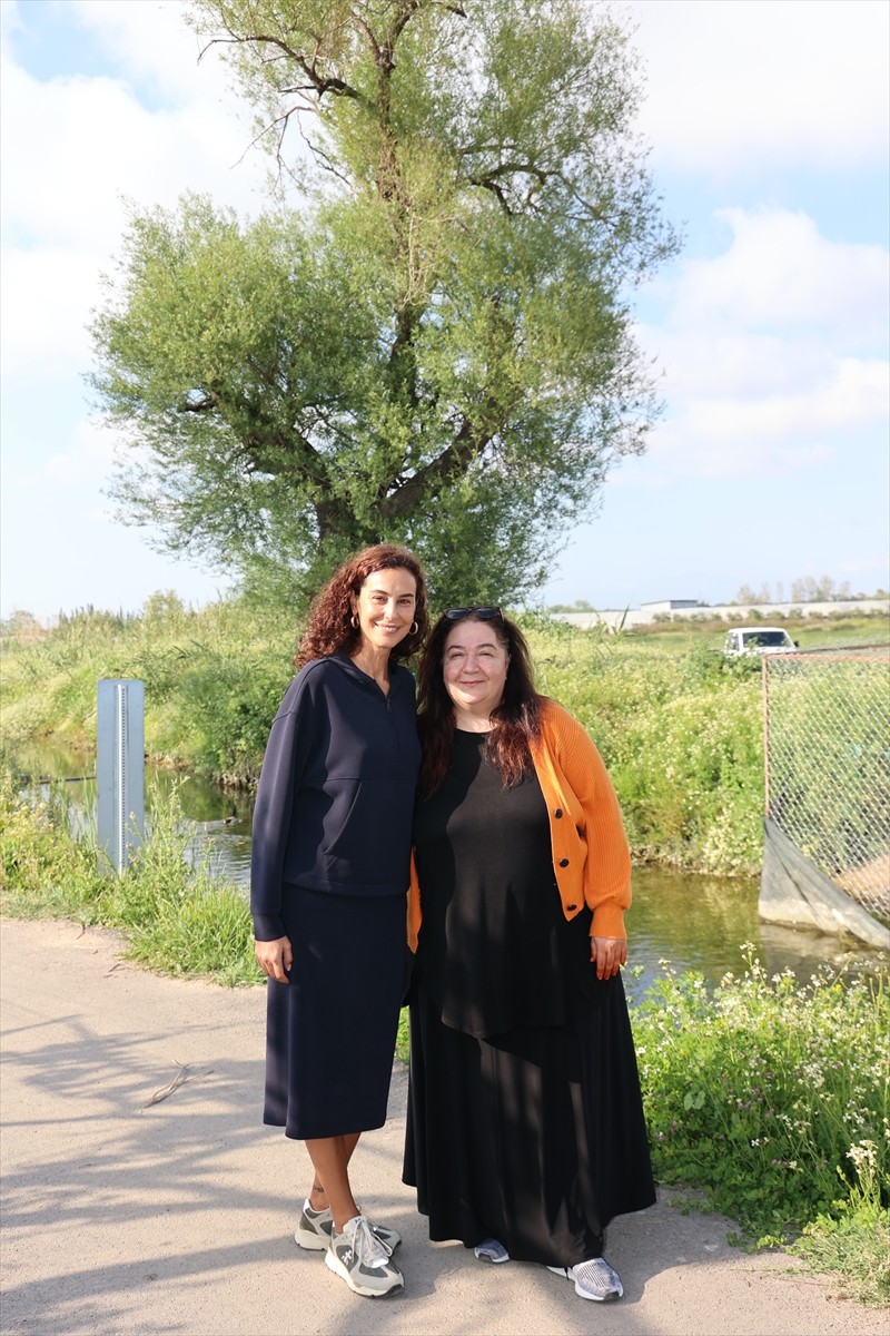 Hastanede tesadüfen karşılaştığı, kimliği belirsiz konuşamayan, yürüyemeyen, felçli bir Rus gence...