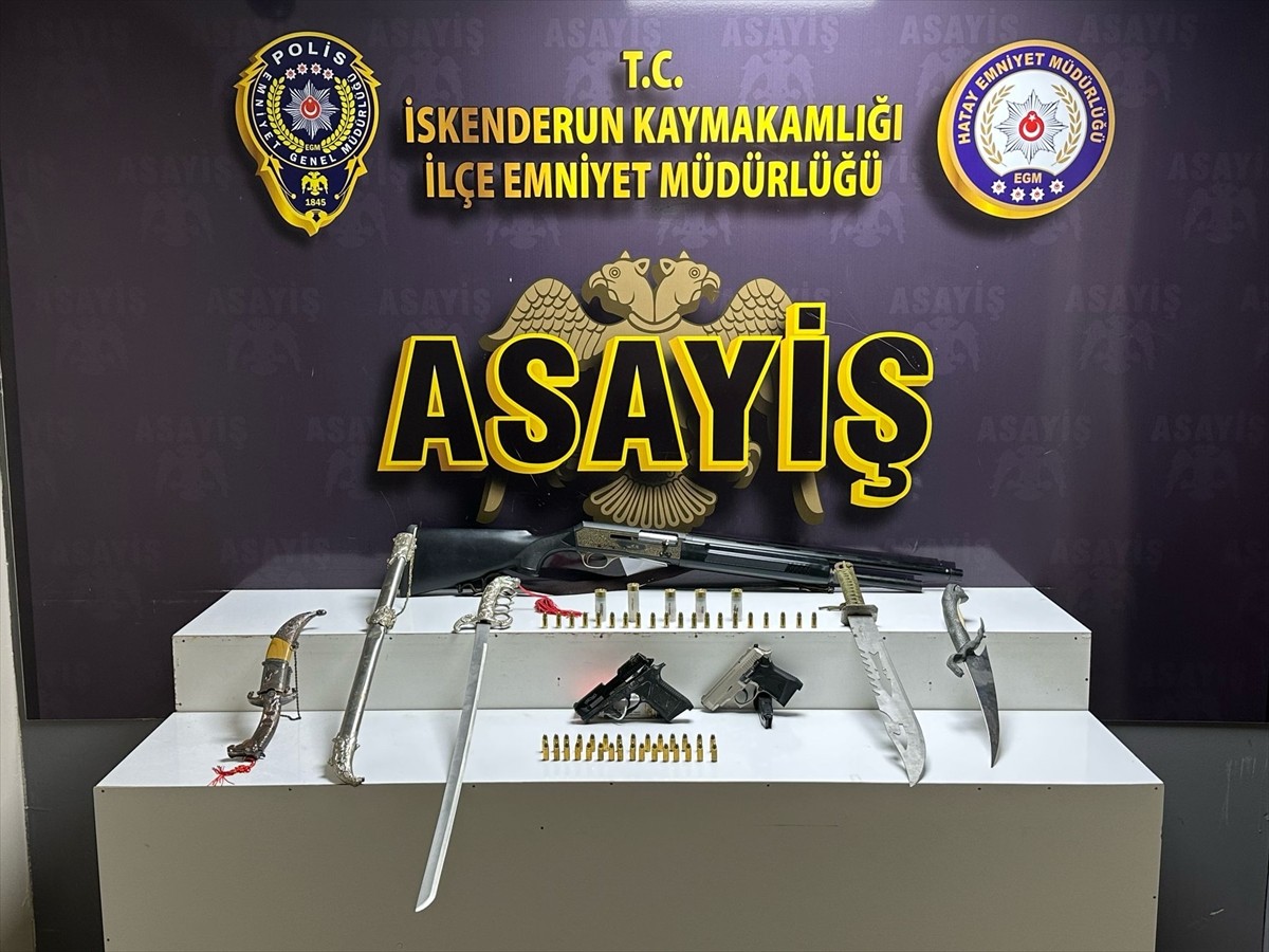 Hatay'da düzenlenen asayiş operasyonunda 3 şüpheli yakalandı. Evlerde yapılan aramalarda, 2...