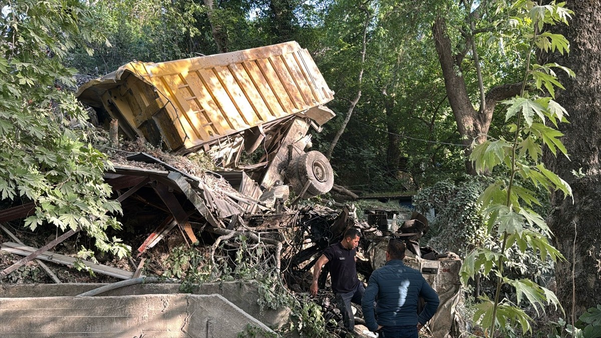 Hatay'ın Defne ilçesinde freni arızalanan hafriyat kamyonunun uçuruma devrilmesi sonucu 1 kişi...