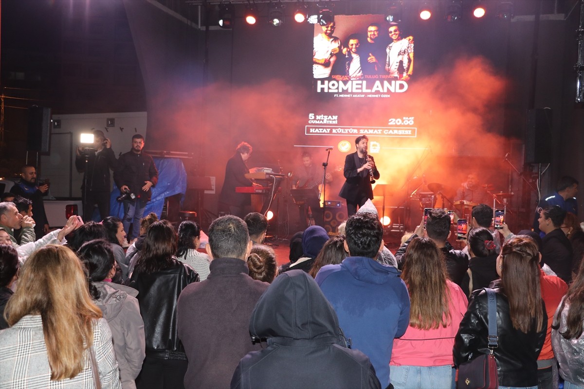  Hatay'ın Defne ilçesinde klarnet sanatçısı Serkan Çağrı ve ekibinden oluşan "Homeland" grubu...