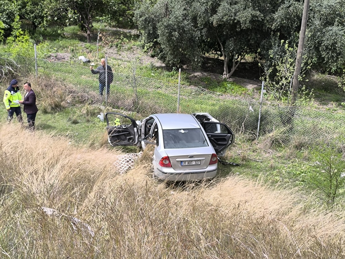 Hatay'ın Dörtyol ilçesinde iki otomobilin çarpışması sonucu 1 kişi hayatını kaybetti, 3 kişi...