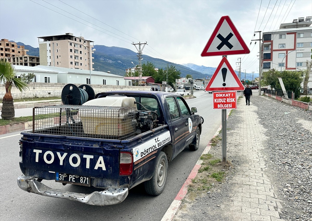 Hatay'ın Dörtyol ilçesindeki Özerli Mahallesi kuduz riski nedeniyle karantina altına alındı....