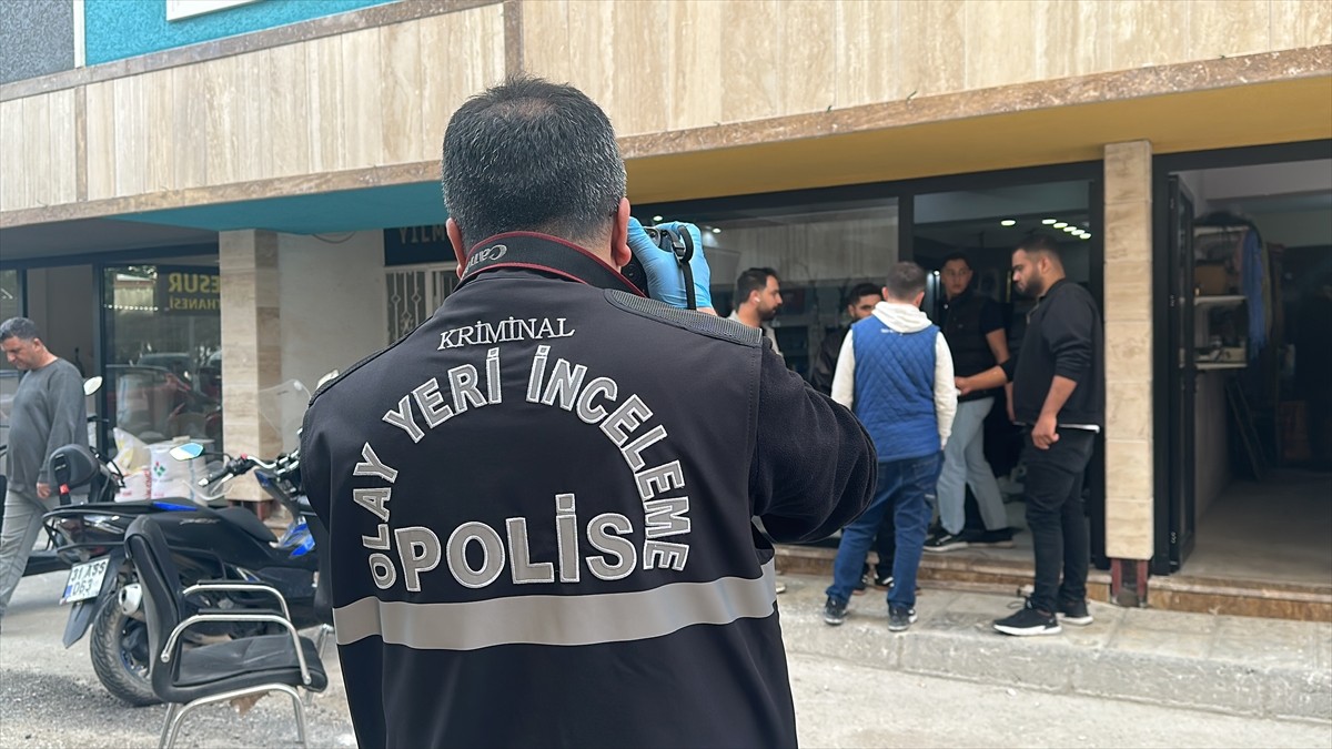 Hatay'ın İskenderun ilçesinde berber dükkanına ateş açılması sonucu 2 kişi yaralandı. Olay yerine...