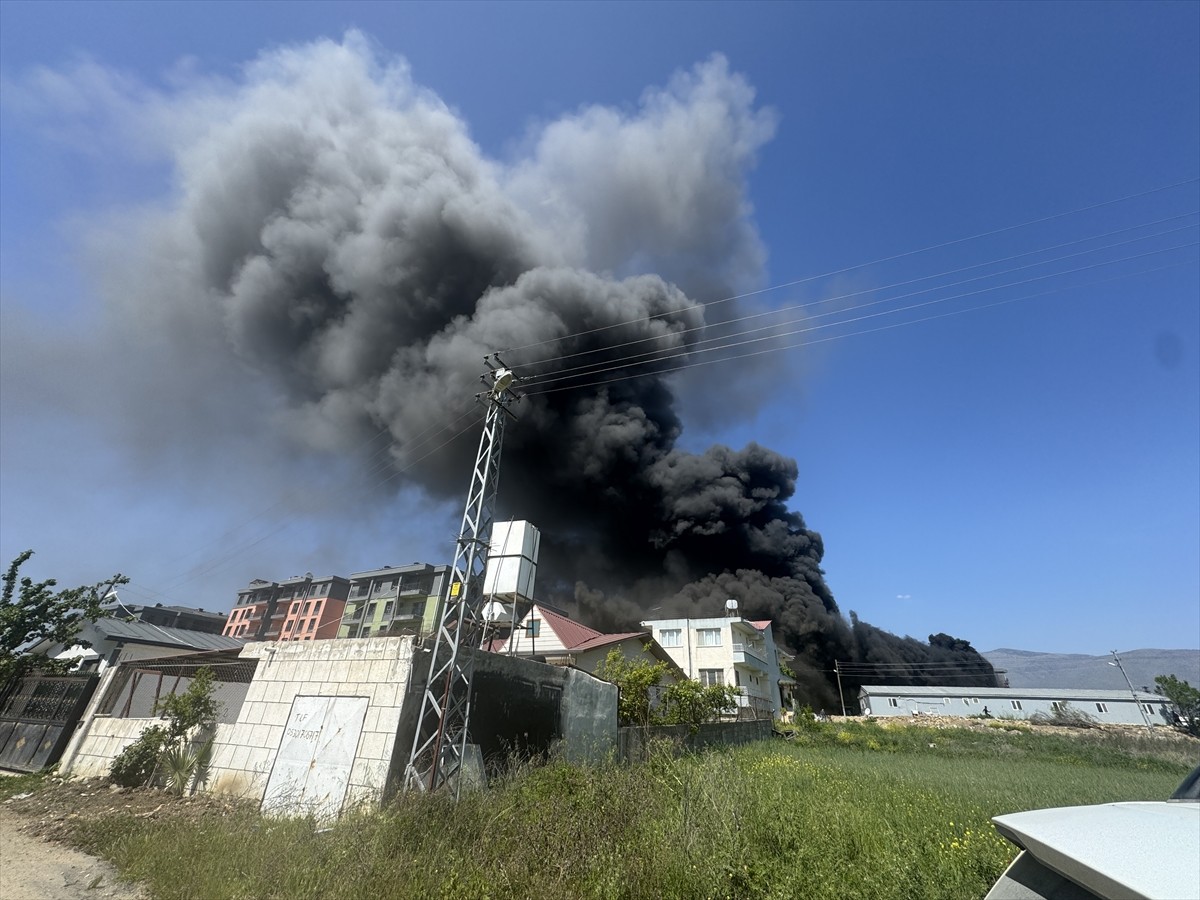 Hatay'ın merkez Antakya ilçesinde, inşaat şantiyesindeki konteynerler yandı. İhbar üzerine bölgeye...