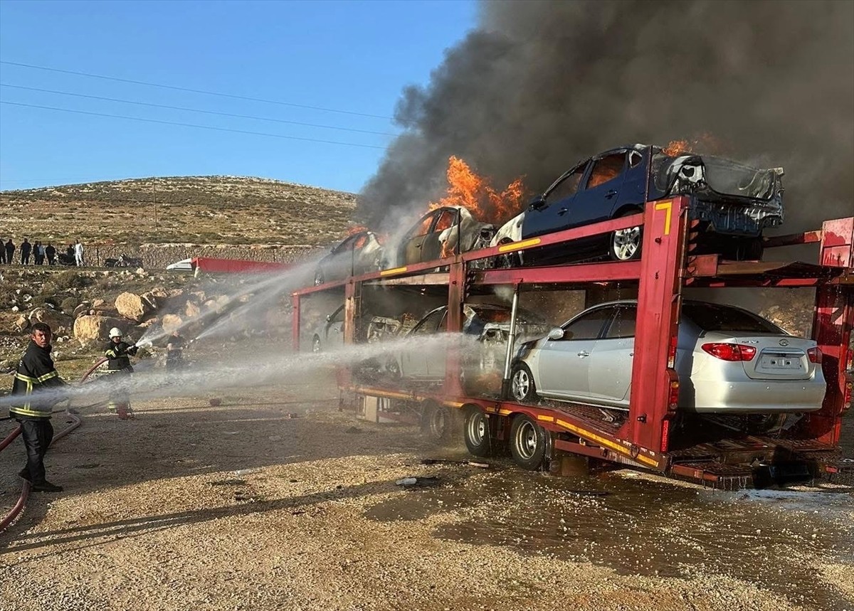 Hatay'ın Reyhanlı ilçesinde sınır kapısında park alanındaki tırda çıkan yangında 6 otomobil...