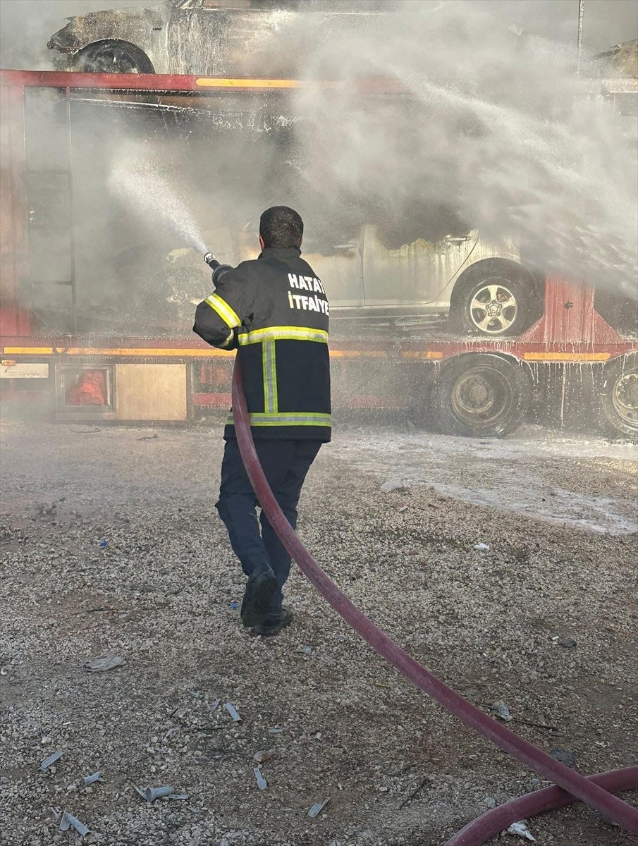 Hatay'ın Reyhanlı ilçesinde sınır kapısında park alanındaki tırda çıkan yangında 6 otomobil...