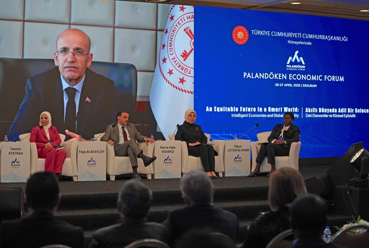 Hazine ve Maliye Bakanı Mehmet Şimşek, Erzurum'da bir otelde düzenlenen Palandöken Ekonomi...