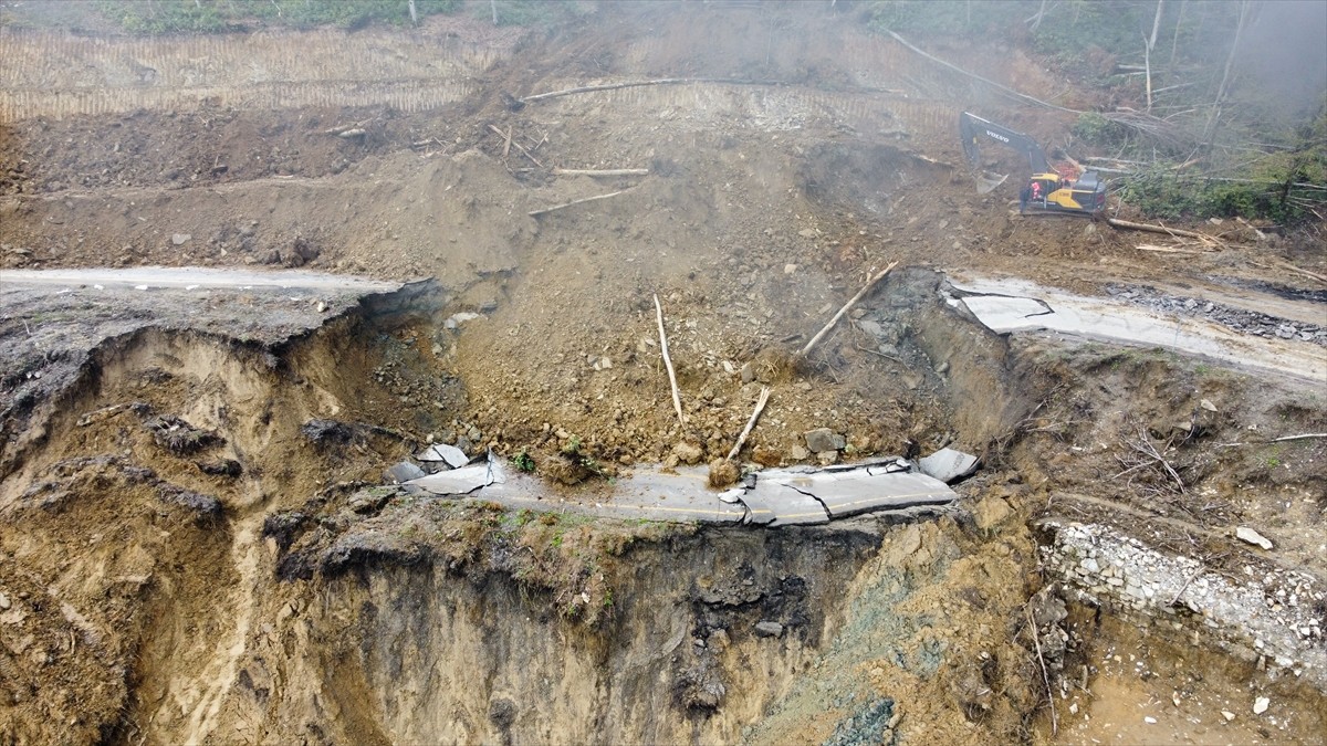 Heyelan nedeniyle kapanan Kastamonu-Çatalzeytin kara yolu dronla görüntülendi.