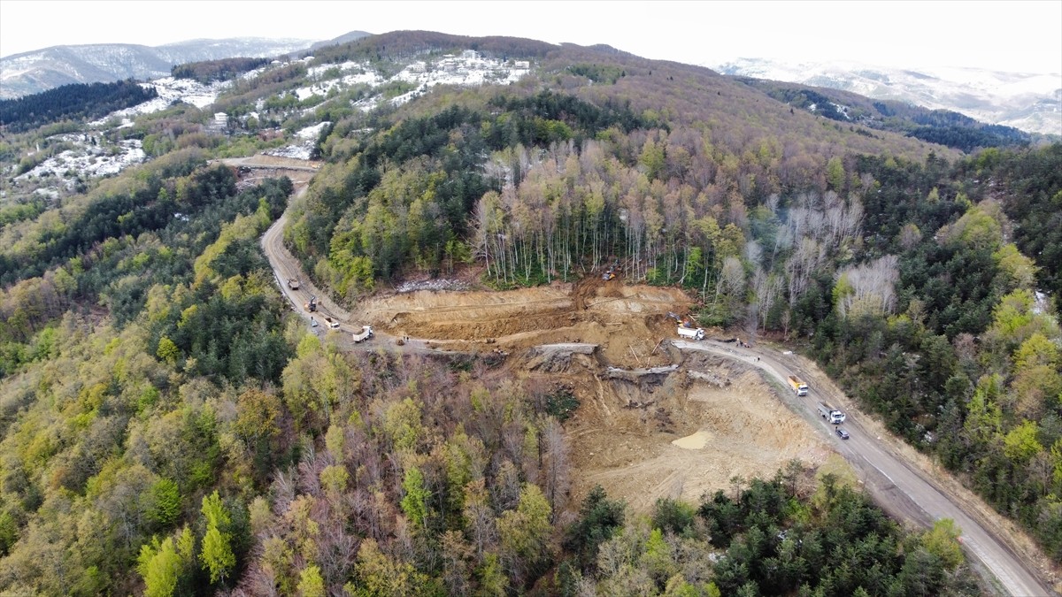 Heyelan nedeniyle kapanan Kastamonu-Çatalzeytin kara yolu dronla görüntülendi.