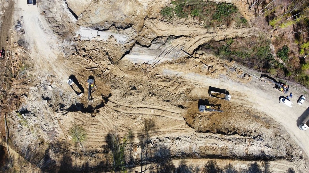 Heyelan nedeniyle kapanan Kastamonu-Çatalzeytin kara yolunda çalışmalar devam ediyor.