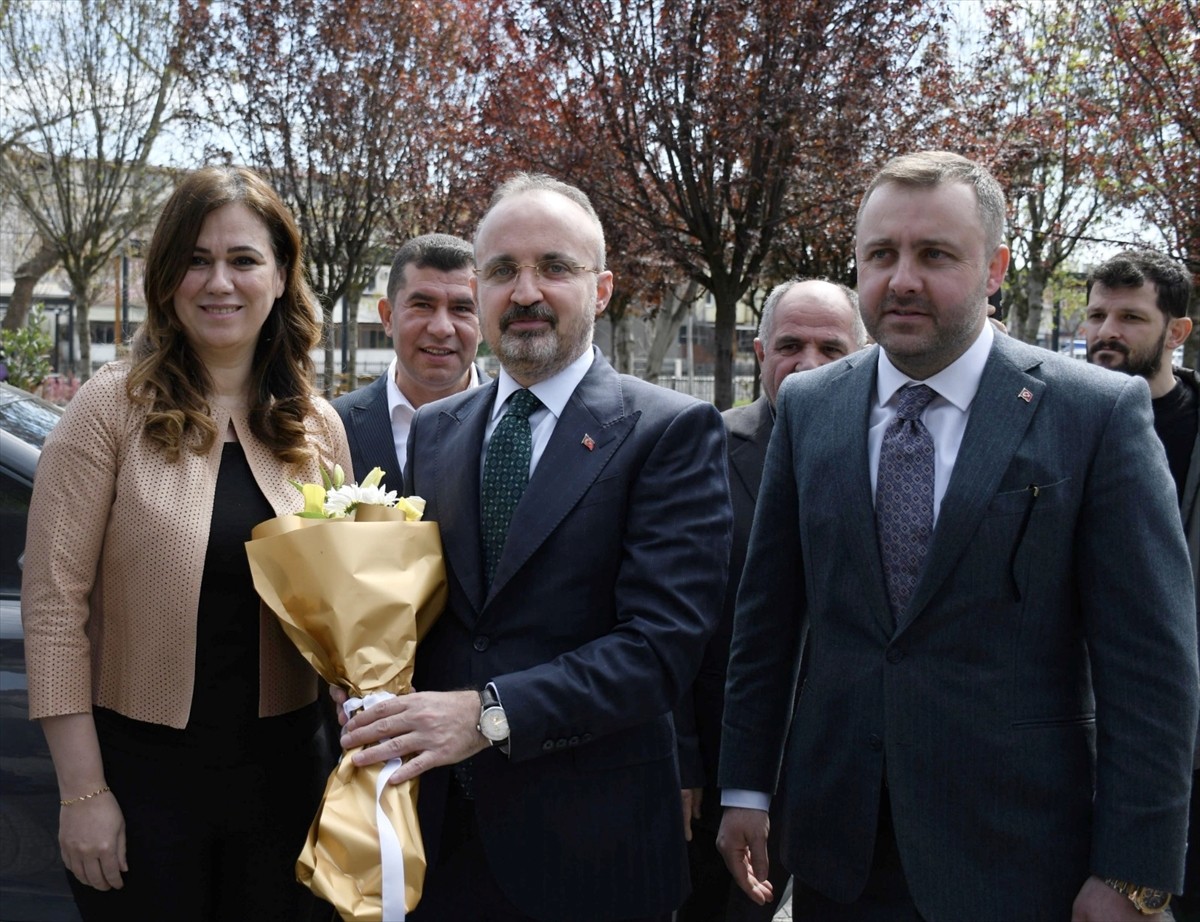 İçişleri Bakan Yardımcısı Bülent Turan (önde sol 2), Çanakkale'nin Ezine ilçesinde, Ezine Belediye...