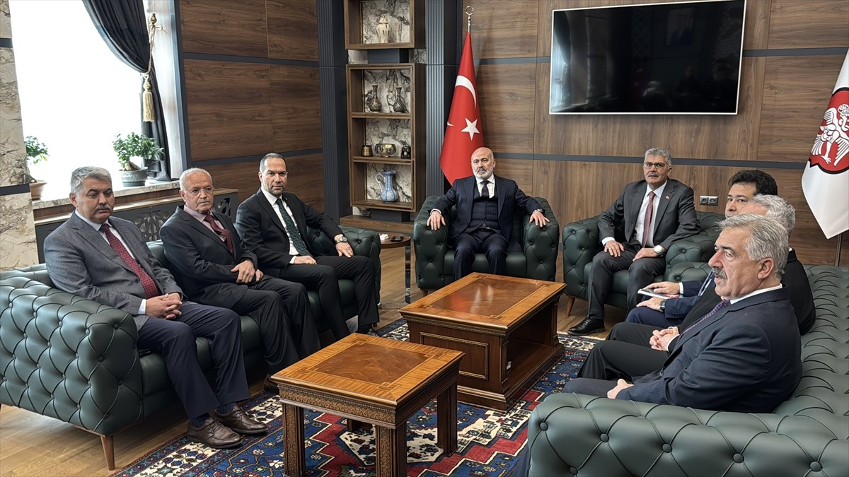 İçişleri Bakan Yardımcısı Mehmet Sağlam (solda), Niğde'de sahipsiz hayvanlar için oluşturulan...