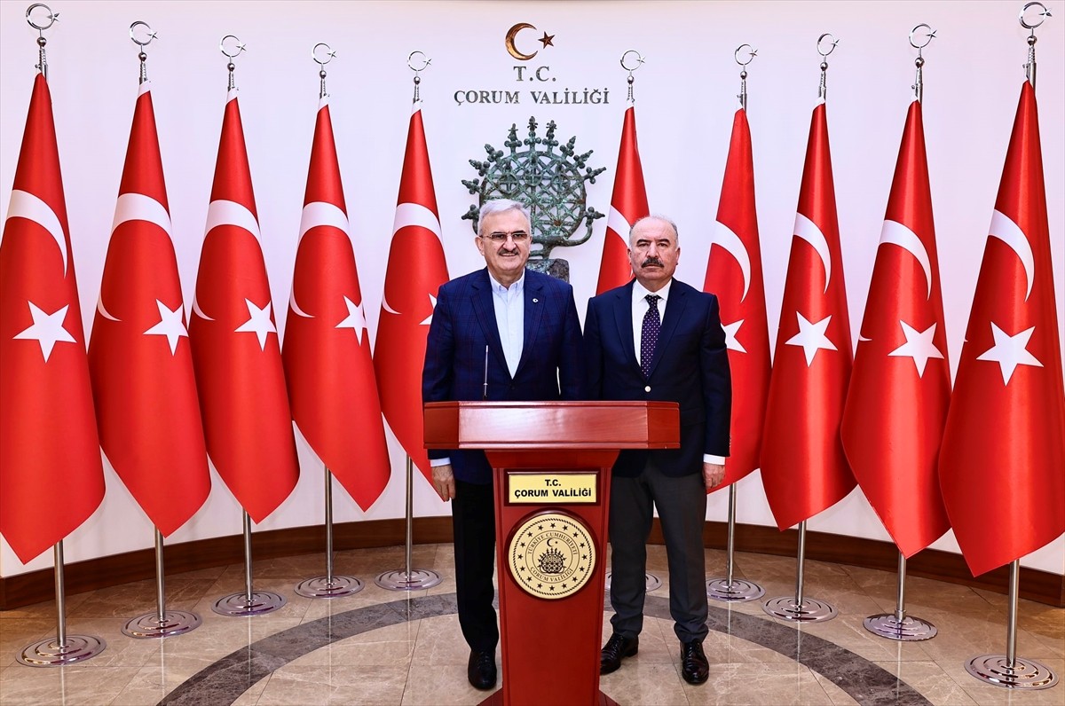 İçişleri Bakan Yardımcısı Münir Karaloğlu, Çorum'da Vali Ali Çalgan'ı makamında ziyaret ederek...