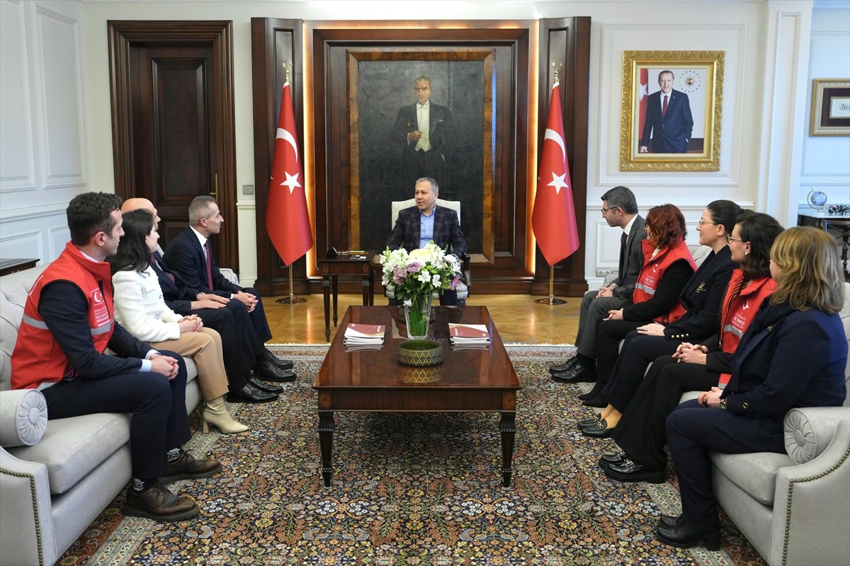 İçişleri Bakanı Ali Yerlikaya (sol 5), Göç İdaresi Başkanı Hüseyin Kök (sol 4) ve çalışma...