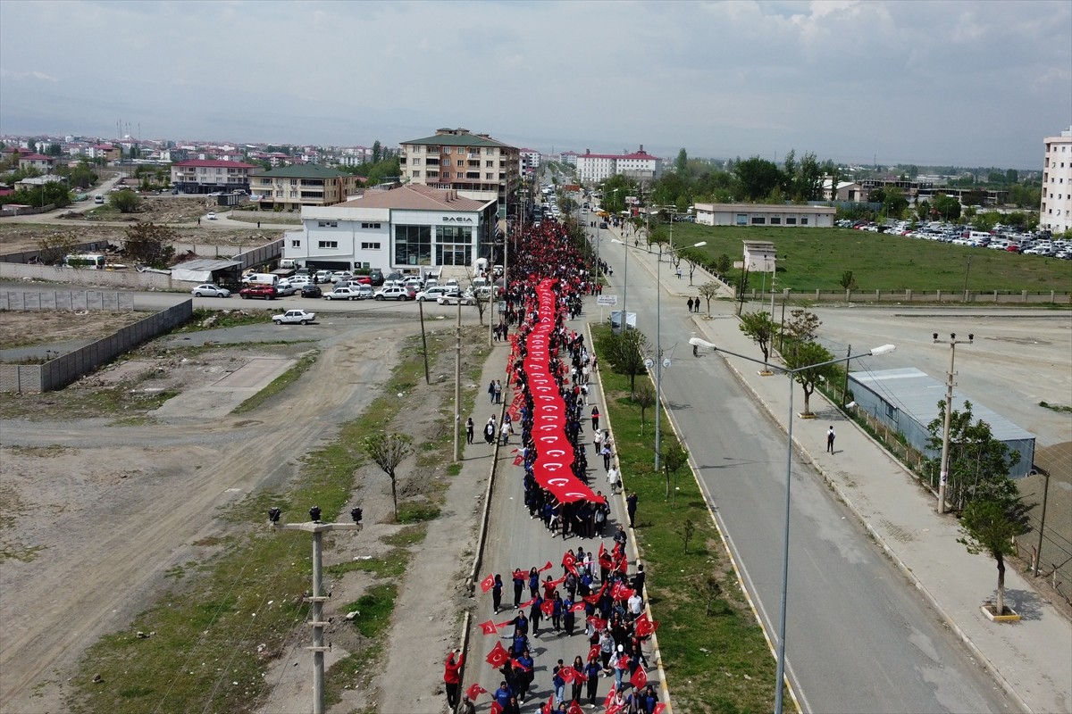 Iğdır'da bir araya gelen yüzlerce öğrenci, Ermeni çeteleri tarafından Doğu Anadolu Bölgesi'nde...