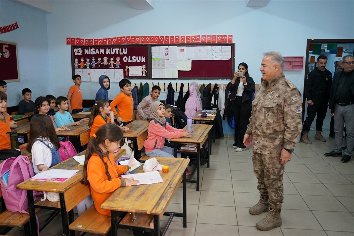 Iğdır İl Emniyet Müdürü Niyazi Turgay (sağda), doğum günü için kendisine mektup yazan, Hüsnü...
