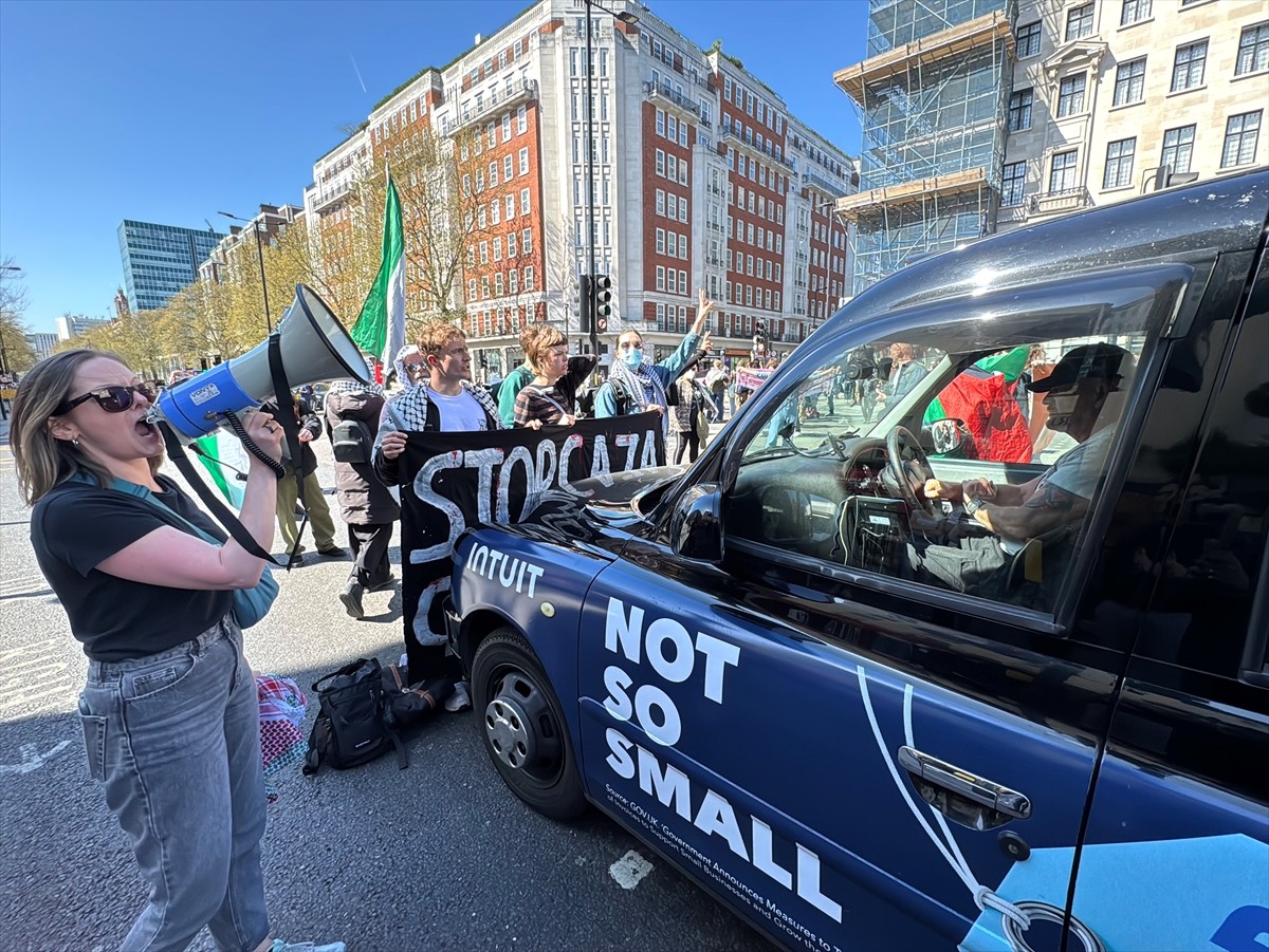 İngiltere'de Filistin yanlısı eylemleriyle tanınan Youth Demand grubu, Gazze'de ateşkes çağrısı ve...
