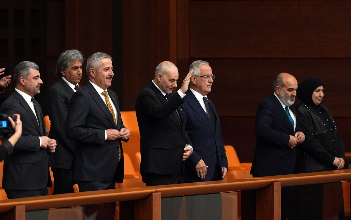 Irak-Türkiye Parlamentolar arası Dostluk Grubu Başkanı Cabbar Abbas Casim Al Kınanı (sol 2) ve...