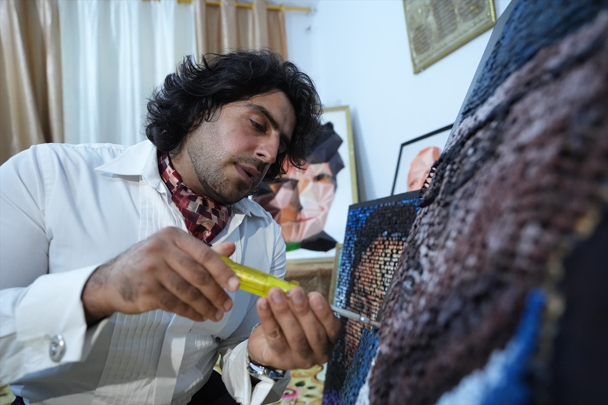 Iraklı ressam Selman Kerim, tahta üzerine çaktığı çivi ve vida gibi malzemelerle sıra dışı...