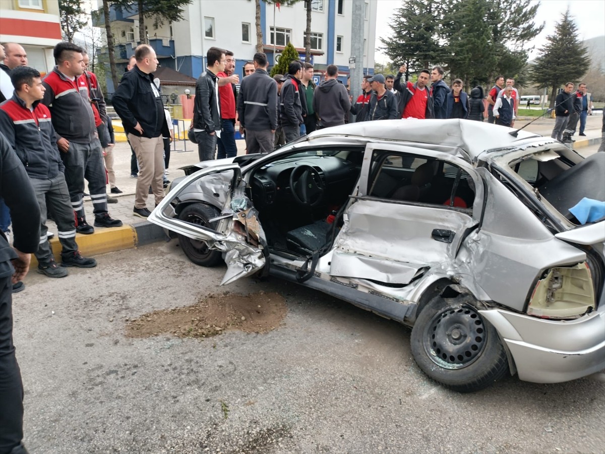  Isparta'da otomobilin halk otobüsüne arkadan çarpması sonucu 1 kişi öldü, 3 kişi...
