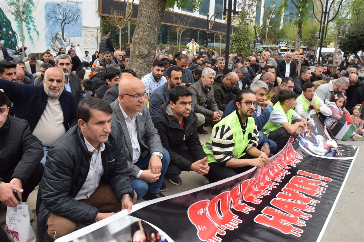 İsrail'in Gazze'ye saldırıları Batman'da düzenlenen oturma eylemi ile protesto edildi. Atatürk...