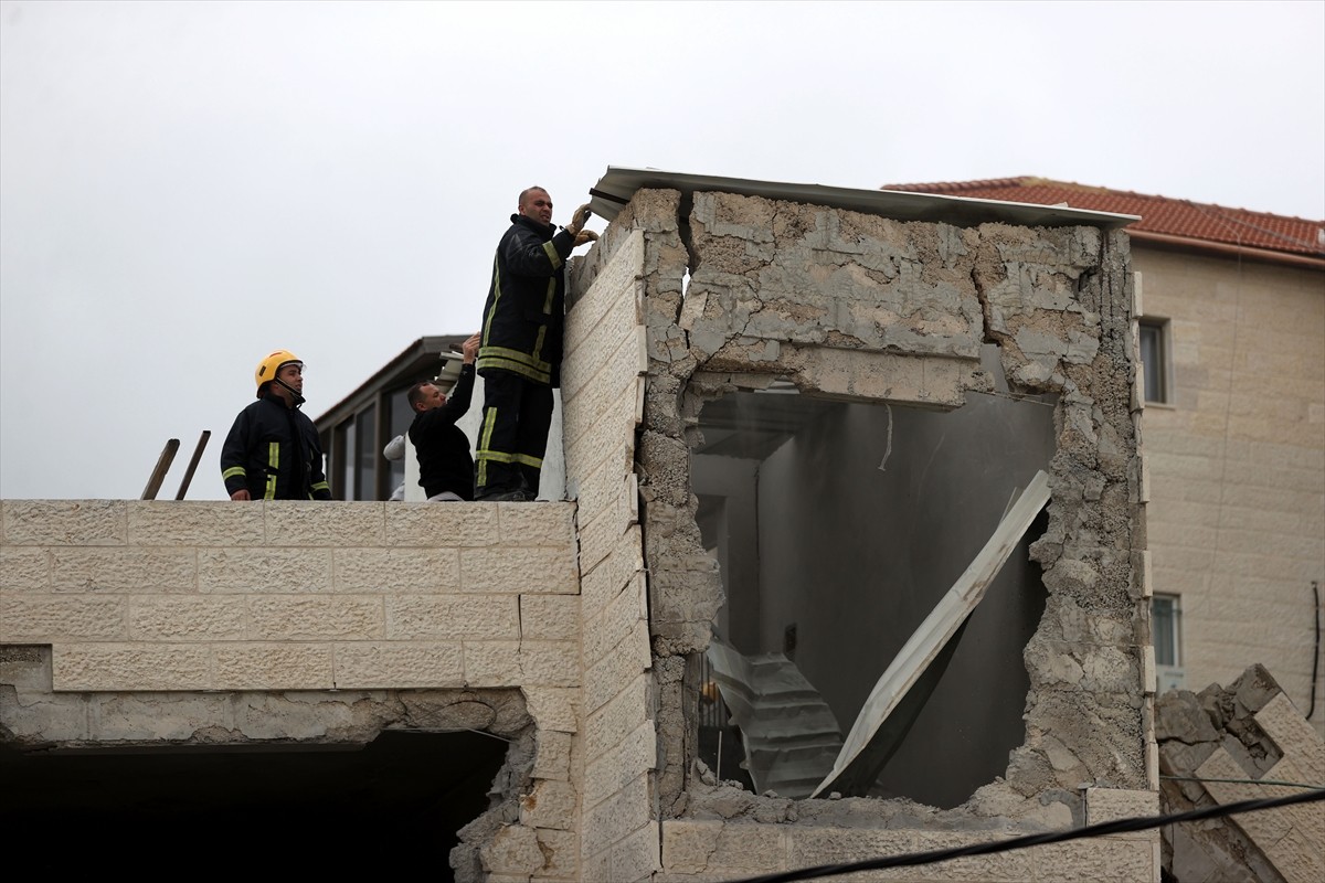 İsrail güçleri, işgal altındaki Batı Şeria'nın Ramallah kentine bağlı Deyr İbzia beldesine...