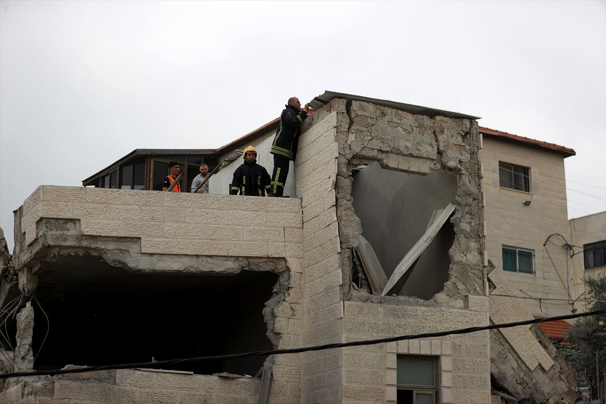 İsrail güçleri, işgal altındaki Batı Şeria'nın Ramallah kentine bağlı Deyr İbzia beldesine...