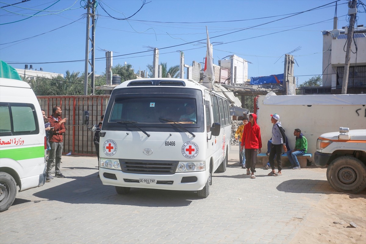 İsrail ordusu, 7 Ekim 2023'ten bu yana saldırılarını sürdürdüğü Gazze Şeridi'nde alıkoyduğu 10...