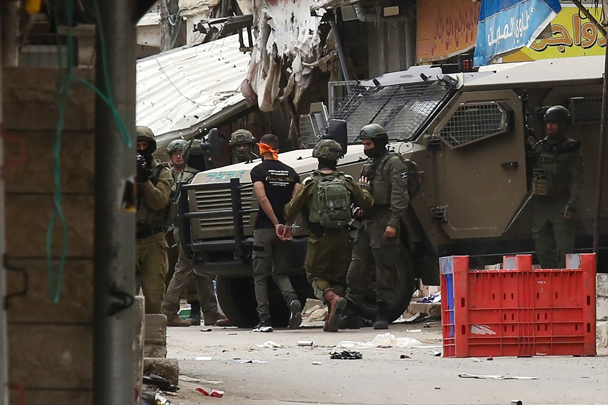 İsrail ordusu, işgal altındaki Batı Şeria'daki Balata Mülteci Kampı'na baskın düzenledi. İsrail...