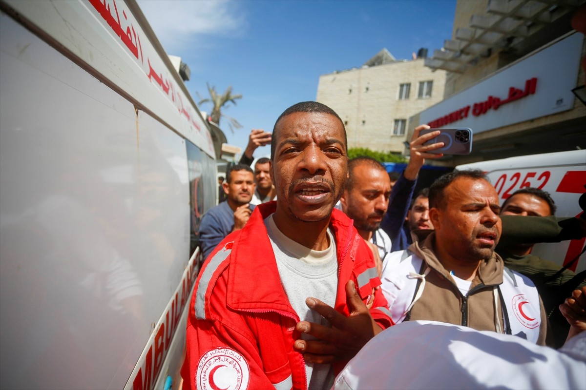  İsrail yönetimi, Gazze Şeridi'nin güneyinde Refah'ta 14 yardım görevlisinin öldürüldüğü katliamın...