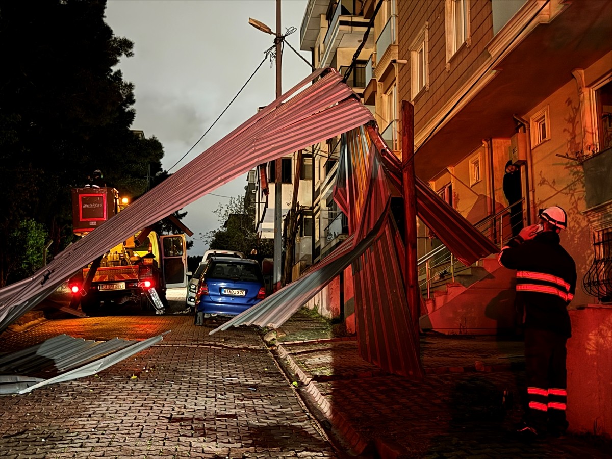 İstanbul'da etkili olan sağanak ve fırtına nedeniyle bazı evlerin çatıları uçtu, ağaçlar yola...