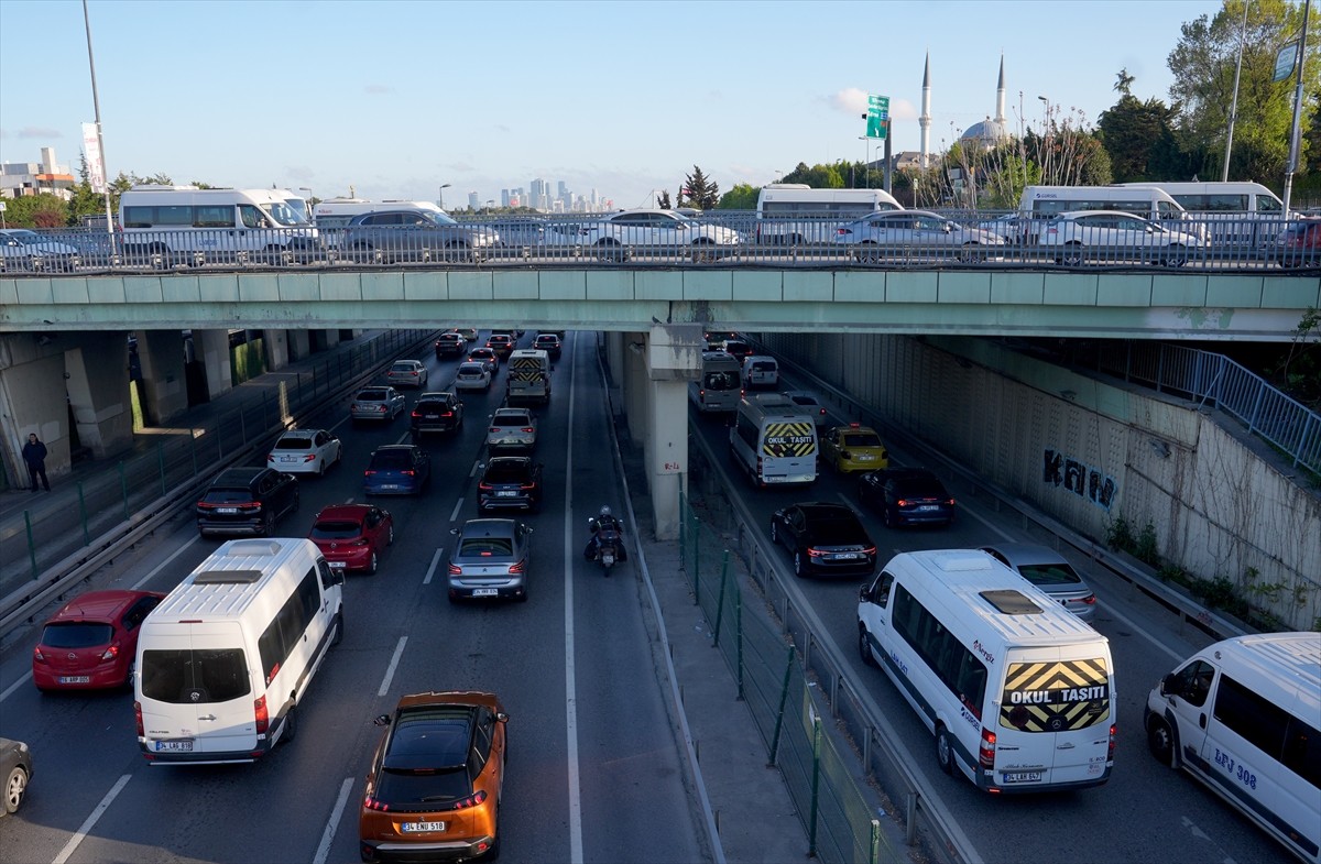 İstanbul'da haftanın ilk iş gününde bazı bölgelerde yaşanan trafik yoğunluğu nedeniyle araçlar...