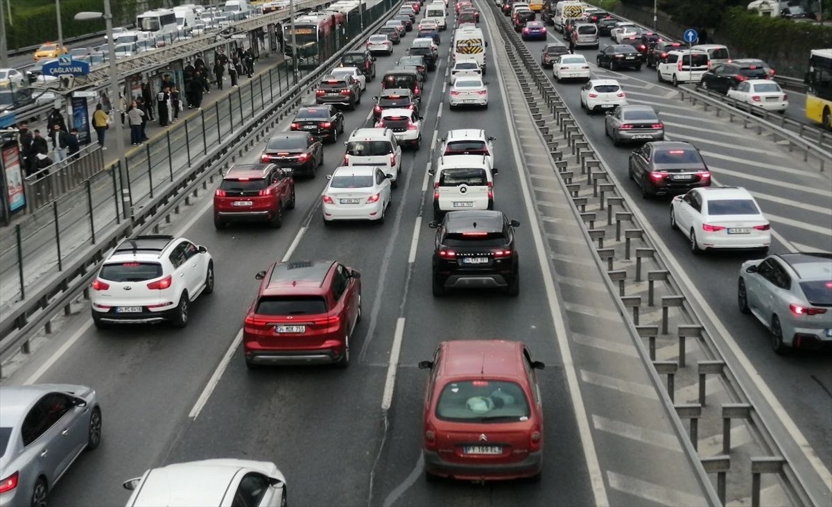 İstanbul'da haftanın üçüncü iş günü akşam saatlerinde bazı bölgelerde trafik yoğunluğu...