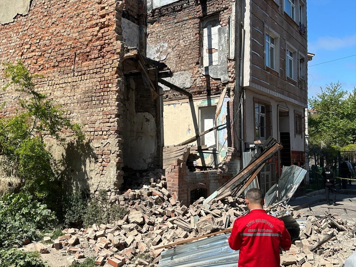 İstanbul'da merkez üssü Marmara Denizi Silivri açıkları olan 6,2 büyüklüğünde deprem meydana...