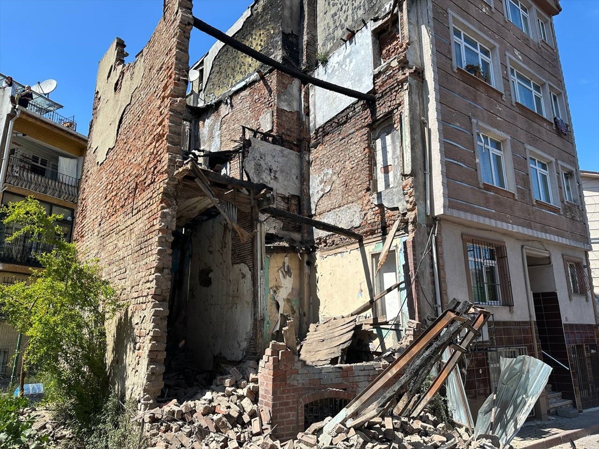 İstanbul'da merkez üssü Marmara Denizi Silivri açıkları olan 6,2 büyüklüğünde deprem meydana...