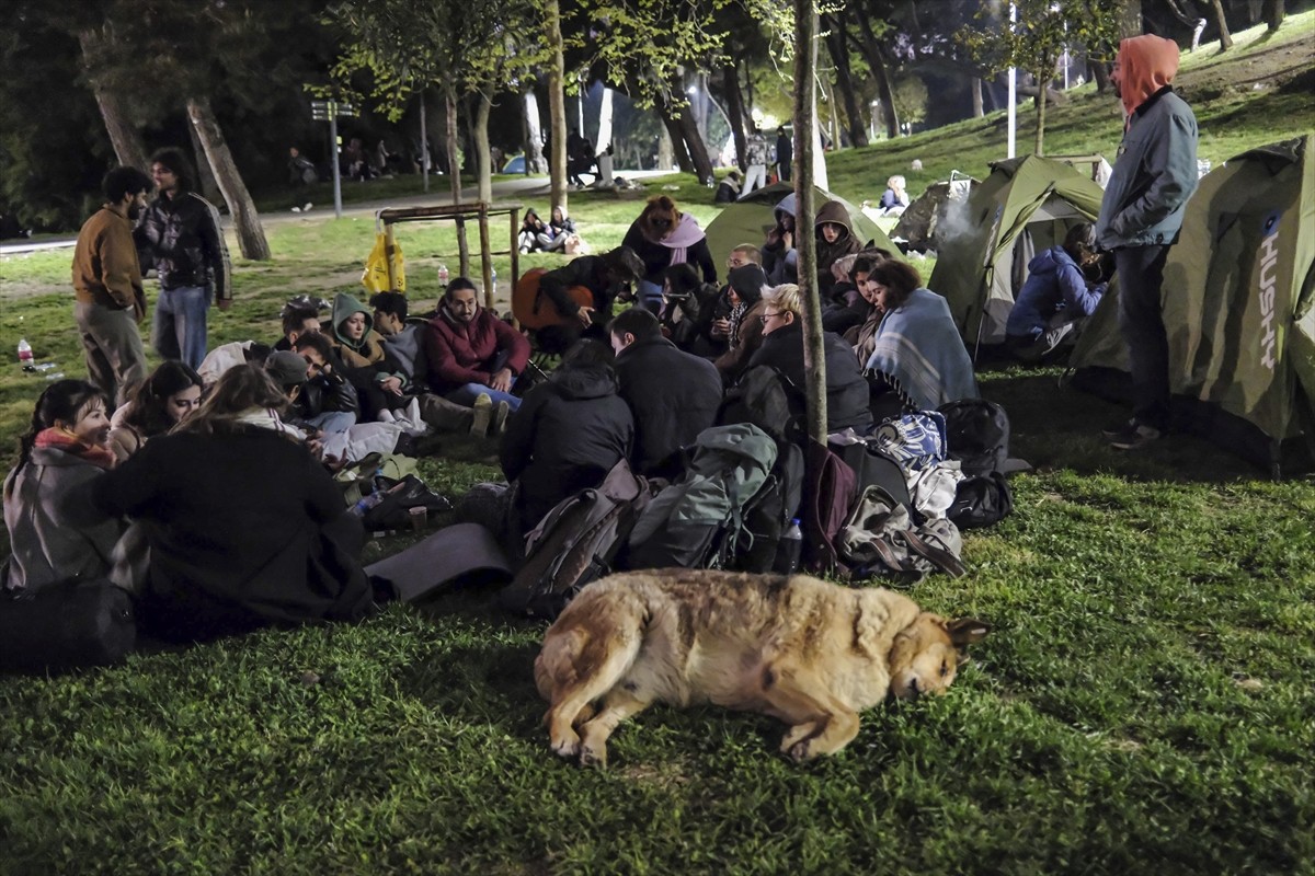 İstanbul'da meydana gelen 6,2 büyüklüğündeki deprem nedeniyle panikle evlerinden çıkan...
