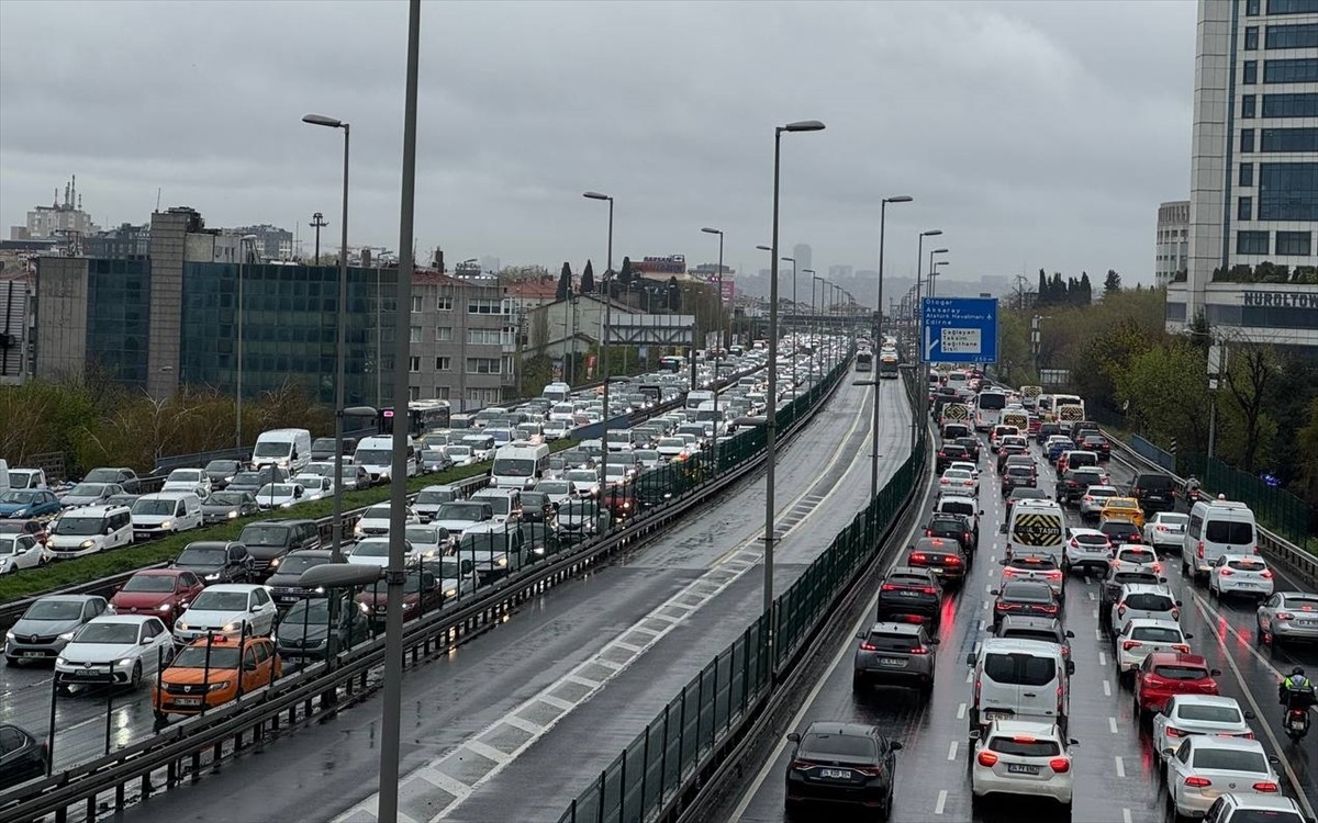 İstanbul'da Ramazan Bayramı tatilinin ardından haftanın ilk iş gününde akşam saatlerinde trafik...