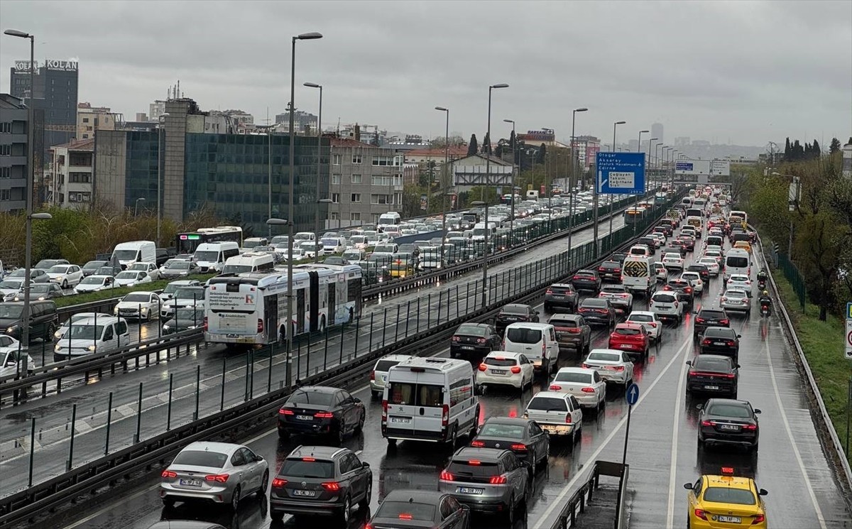 İstanbul'da Ramazan Bayramı tatilinin ardından haftanın ilk iş gününde akşam saatlerinde trafik...