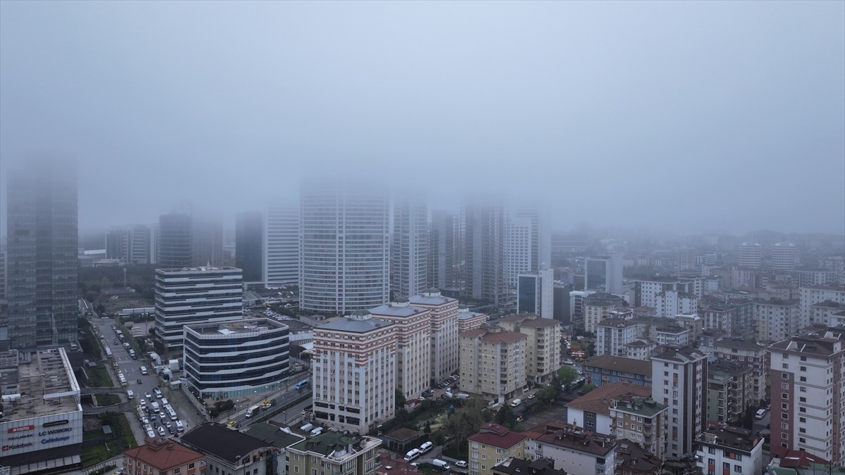 İstanbul'un bazı bölgelerinde sabah sis etkili oldu. Anadolu Yakası'nda Ümraniye ve çevresinde...