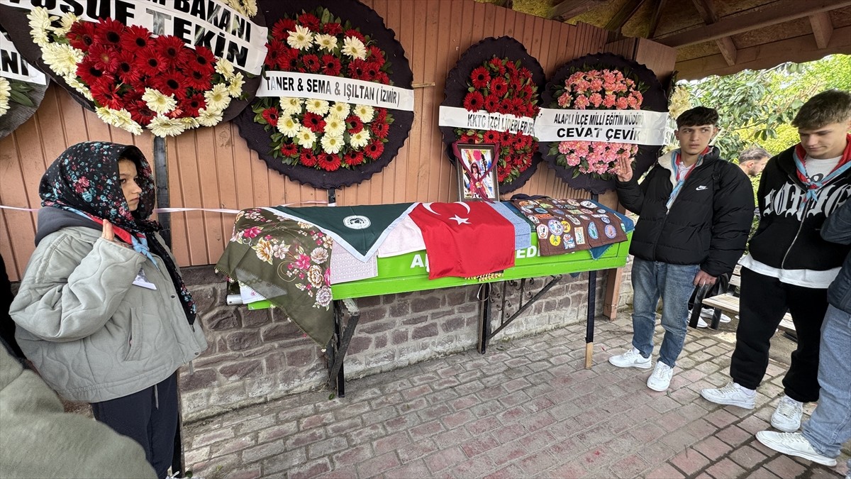 İstanbul'un Pendik ilçesinde gişelerde bekleyen tıra arkadan çarpan otomobilde hayatını kaybeden...