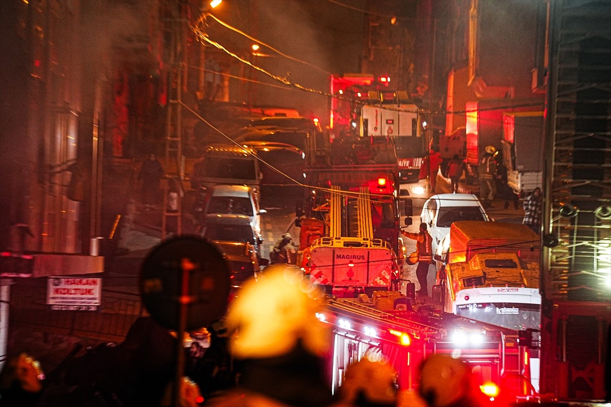 İstanbul Başakşehir’de iş merkezinde başlayıp, yanındaki binaya ve araçlara sıçrayan yangın...