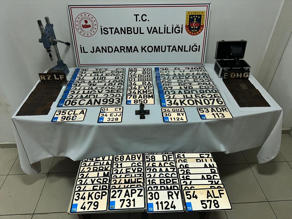 İstanbul Gaziosmanpaşa'da sahte plaka üreten 3 şüpheli tutuklandı. İl Jandarma Komutanlığı...